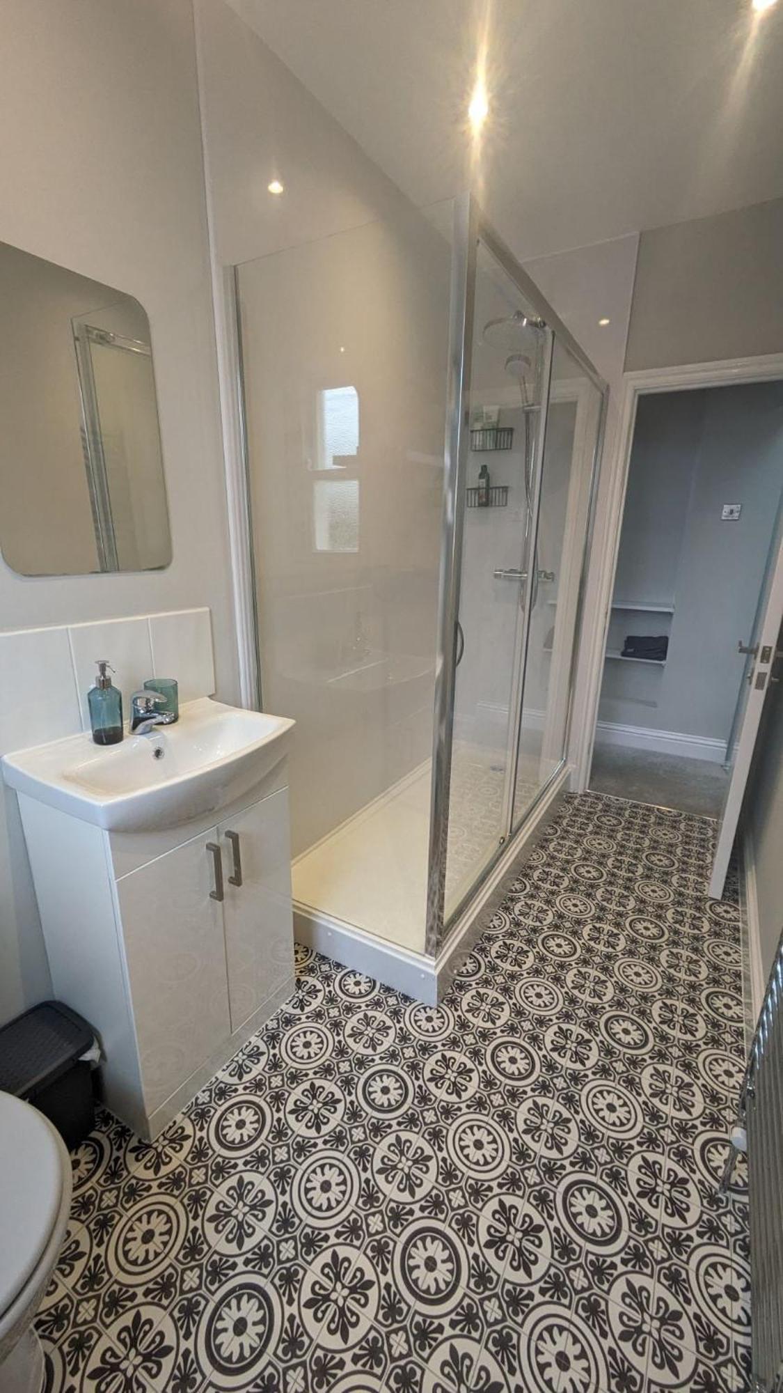 Clifton In Prime Location & Parking Apartment